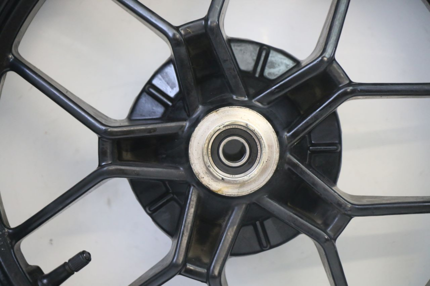 photo de FRONT RIM AND TIRE PIAGGIO NEW TYPHOON 50 (2018 - 2021) - Technical close-up