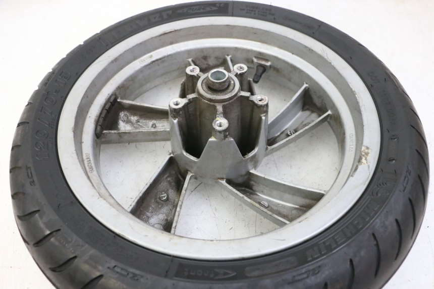 photo de FRONT RIM AND TIRE PEUGEOT CITYSTAR 125 (2011 - 2017) - Fixing points details