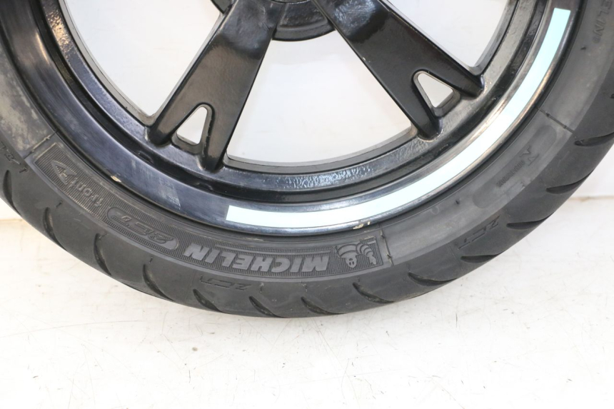 photo de FRONT RIM AND TIRE PEUGEOT KISBEE 4T 50 (2018 - 2022) - Surface and material condition