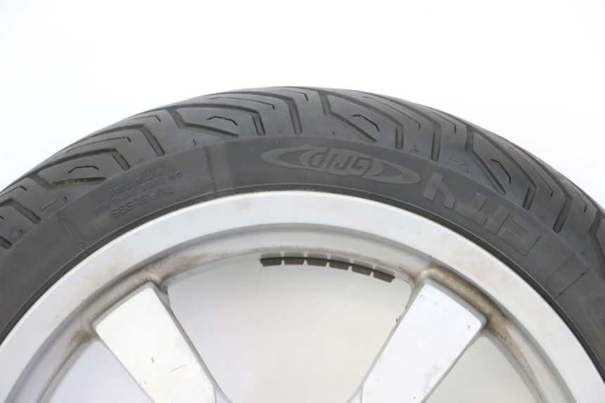 photo de FRONT RIM AND TIRE PEUGEOT SATELIS 125 (2013 - 2018) - High-resolution close-up