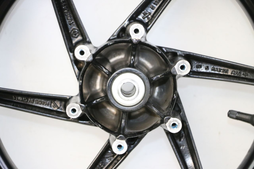 photo de FRONT RIM AND TIRE PIAGGIO NRG POWER PUREJET 50 (2018 - 2021) - High-resolution close-up