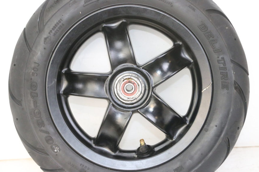 photo de FRONT RIM AND TIRE PIAGGIO ZIP 4T 50 (2018 - 2020) - Additional view of the item