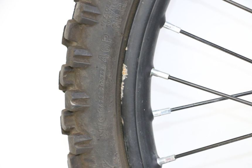 photo de FRONT RIM AND TIRE APOLLO RFZ 125 - High-resolution close-up