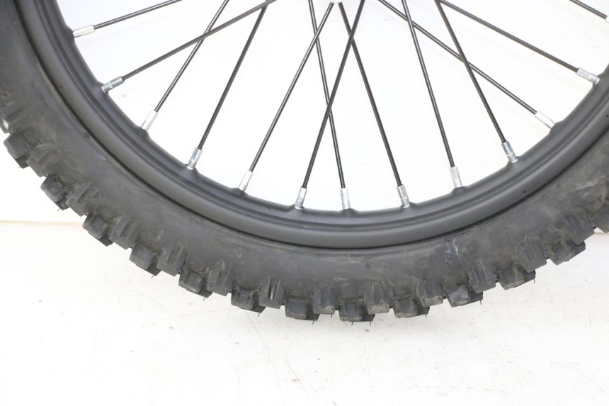 photo de FRONT RIM AND TIRE APOLLO RFZ 125 - High-resolution close-up