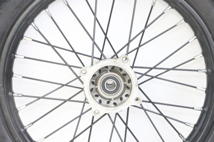 photo de FRONT RIM AND TIRE APOLLO RXF 125 - Surface and material condition