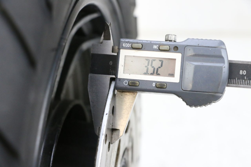 photo de FRONT RIM AND TIRE JM MOTORS SANTANA 50 (2014 - 2023) - Zoom on usage condition