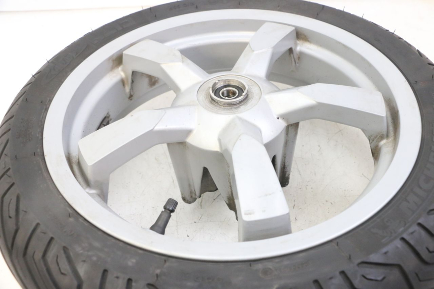 photo de FRONT RIM AND TIRE PEUGEOT SATELIS 125 (2013 - 2018) - Technical close-up