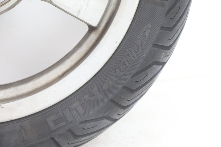 photo de FRONT RIM AND TIRE PEUGEOT SATELIS 125 (2006 - 2009) - High-resolution close-up