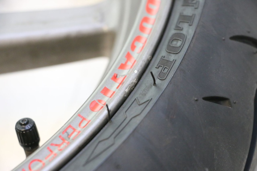 photo de FRONT RIM AND TIRE DUCATI SS IE DS CARENEE 1000 (2002 - 2006) - Component detail