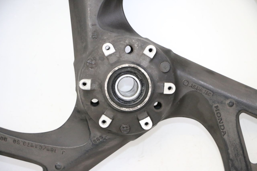 photo de FRONT RIM AND TIRE HONDA ST PAN EUROPEAN 1300 (2002 - 2013) - High-resolution close-up