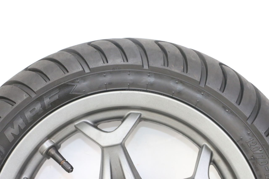 photo de FRONT RIM AND TIRE APRILIA SXR 50 (2021 - 2023) - Surface and material condition