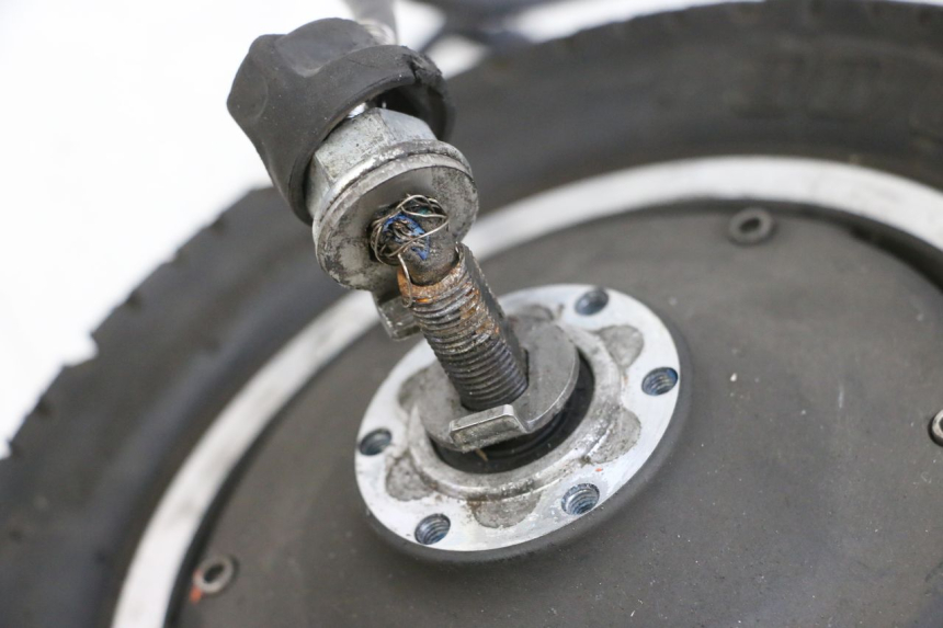 photo de FRONT RIM AND TIRE DUALTRON VICTOR LIMITED 1 - Detailed visual inspection