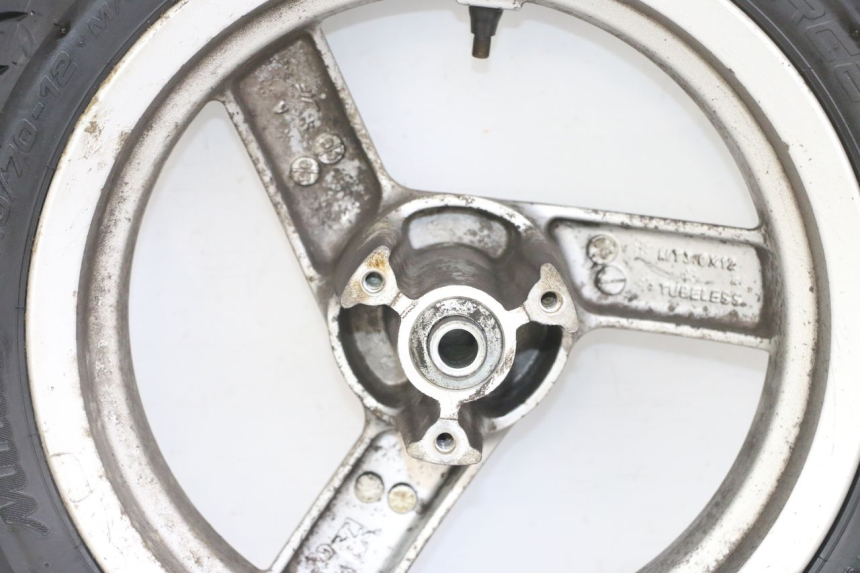 photo de FRONT RIM AND TIRE PEUGEOT VIVACITY NEW 2T 50 (2008 - 2017) - High-resolution close-up