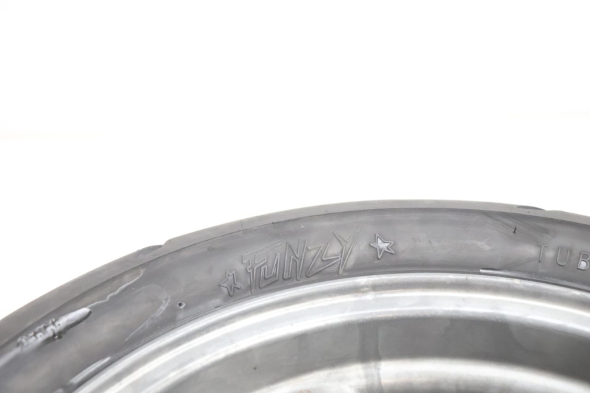 photo de FRONT RIM AND TIRE PEUGEOT VIVACITY 50 (2004 - 2009) - High-resolution close-up