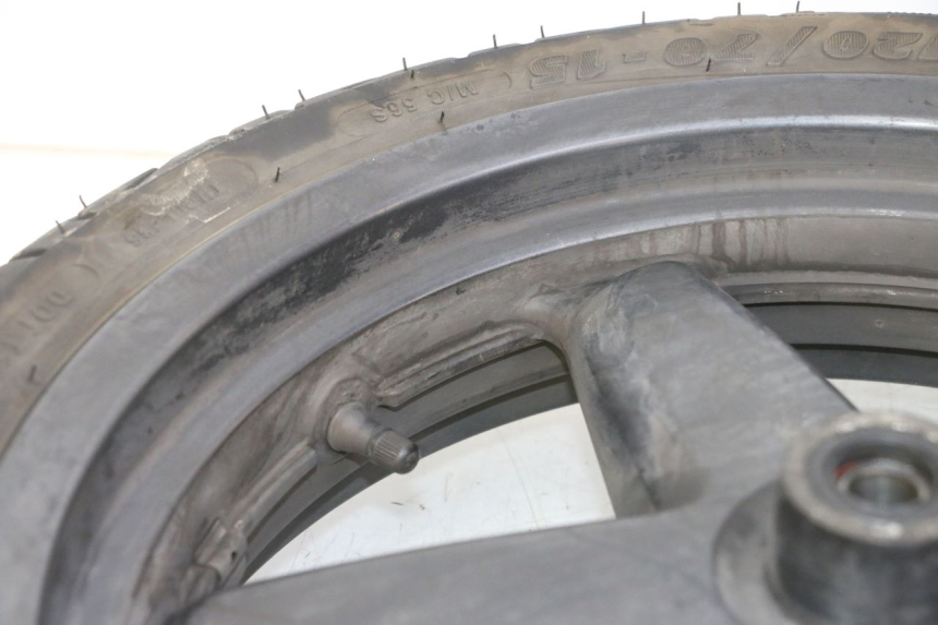 photo de FRONT RIM AND TIRE YAMAHA X-MAX XMAX 125 (2010 - 2013) - High-resolution close-up