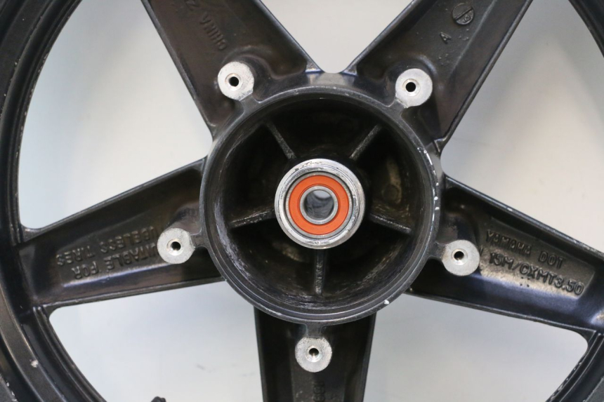 photo de FRONT RIM AND TIRE YAMAHA XMAX X-MAX 125 (2006 - 2009) - High-resolution close-up