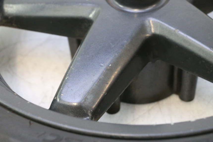 photo de FRONT RIM AND TIRE YAMAHA XMAX X-MAX 125 (2006 - 2009) - Surface and material condition