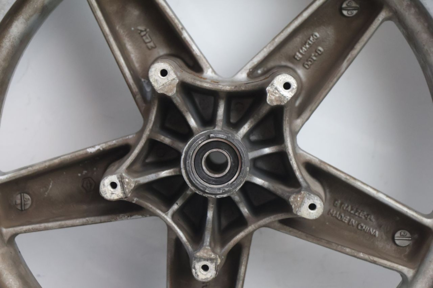 photo de FRONT RIM AND TIRE PIAGGIO X8 STREET 125 (2006 - 2007) - Additional view of the item
