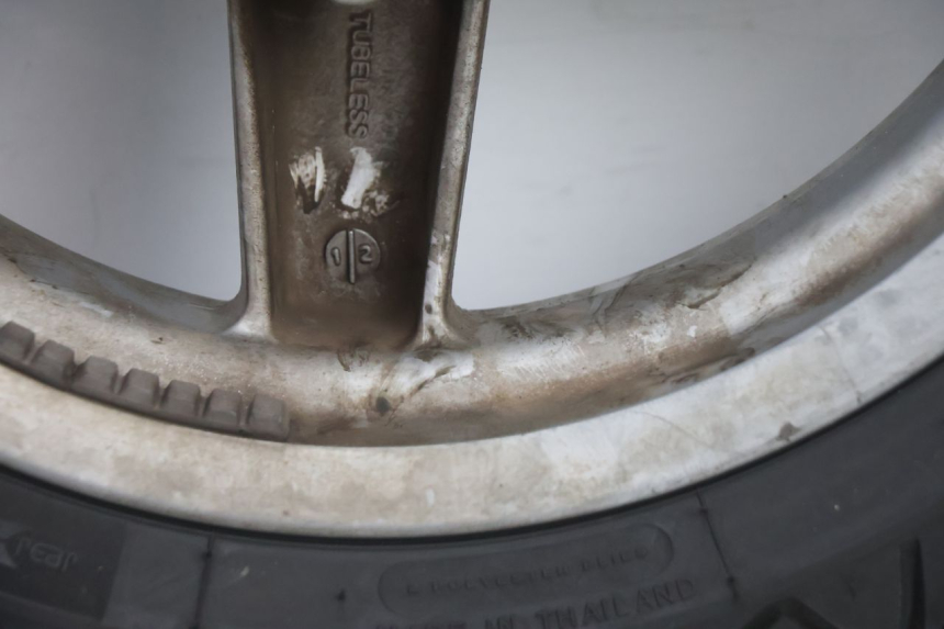photo de FRONT RIM AND TIRE PIAGGIO X8 STREET 125 (2006 - 2007) - High-resolution close-up