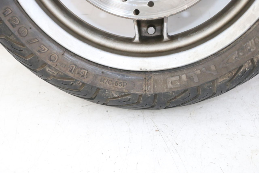 photo de FRONT RIM AND TIRE PIAGGIO X9 EVOLUTION 125 (2003 - 2007) - High-resolution close-up