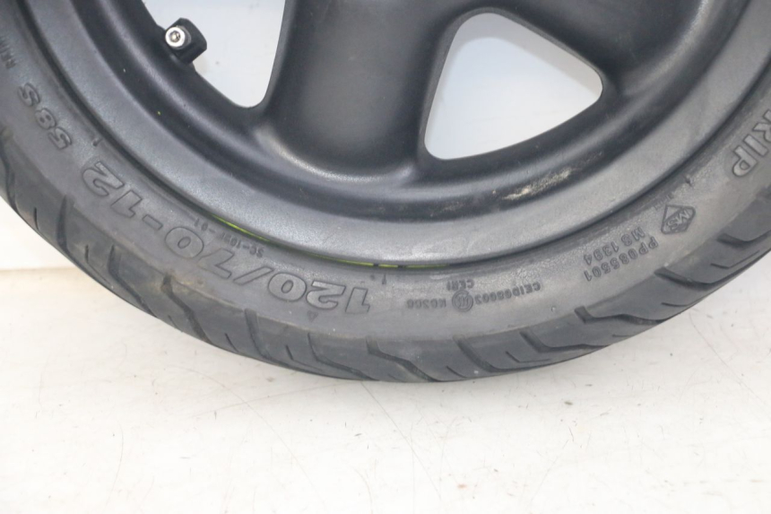 photo de FRONT RIM AND TIRE YAMAHA YP MAJESTY 125 (2002 - 2006) - High-resolution close-up