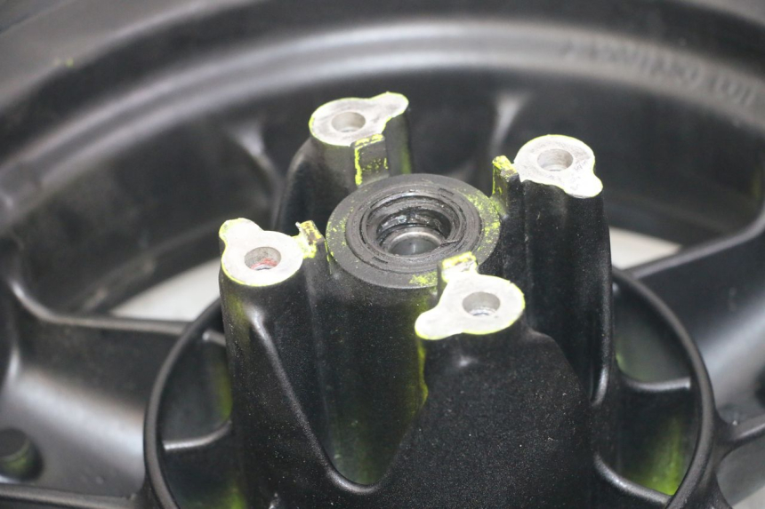 photo de FRONT RIM AND TIRE YAMAHA YP MAJESTY 125 (2002 - 2006) - Product overview