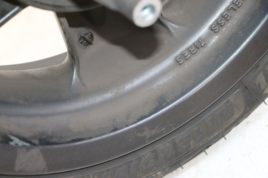 photo de FRONT RIM AND TIRE YAMAHA YP MAJESTY 125 (2007 - 2010) - Technical close-up