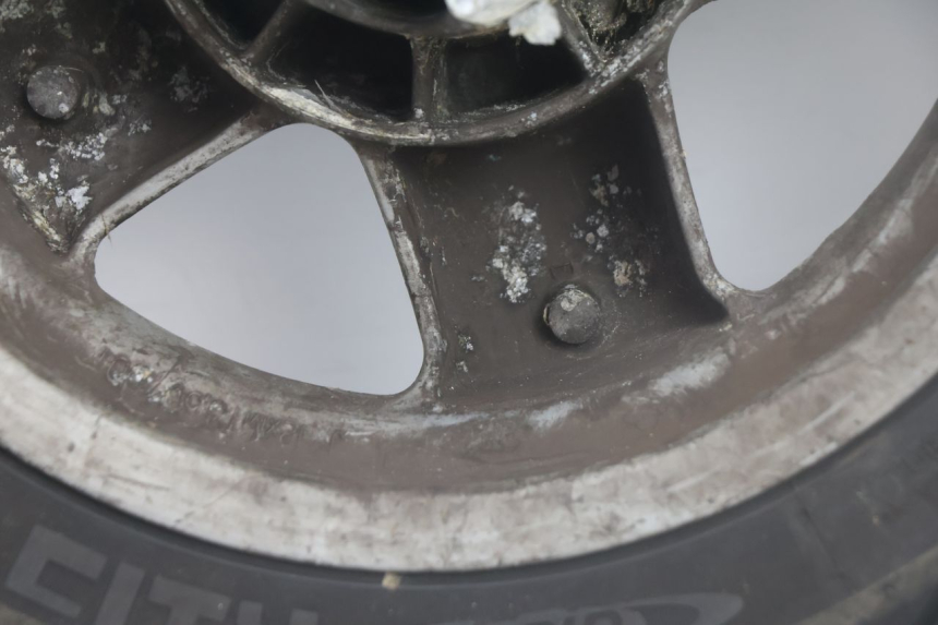 photo de FRONT RIM AND TIRE YAMAHA YP MAJESTY 125 (2002 - 2006) - High-resolution close-up