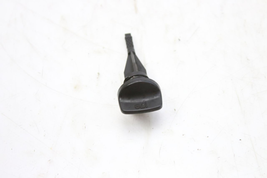 photo de ENGINE OIL DIPSTICK HONDA CBF 500 (2004 - 2007) - Zoom on usage condition