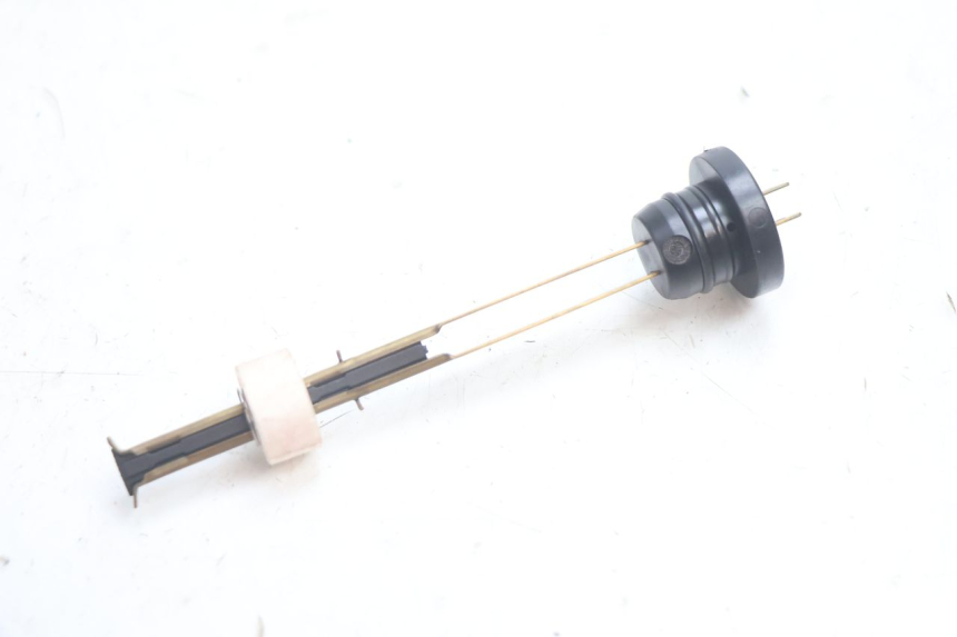 photo de OIL RESERVOIR DIPSTICK PEUGEOT SPEEDFIGHT LC 50 (1996 - 2002) - Zoom on usage condition