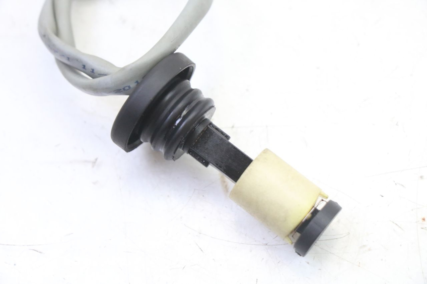 photo de OIL RESERVOIR DIPSTICK APRILIA SR 2T 50 (2018 - 2022) - Zoom on usage condition