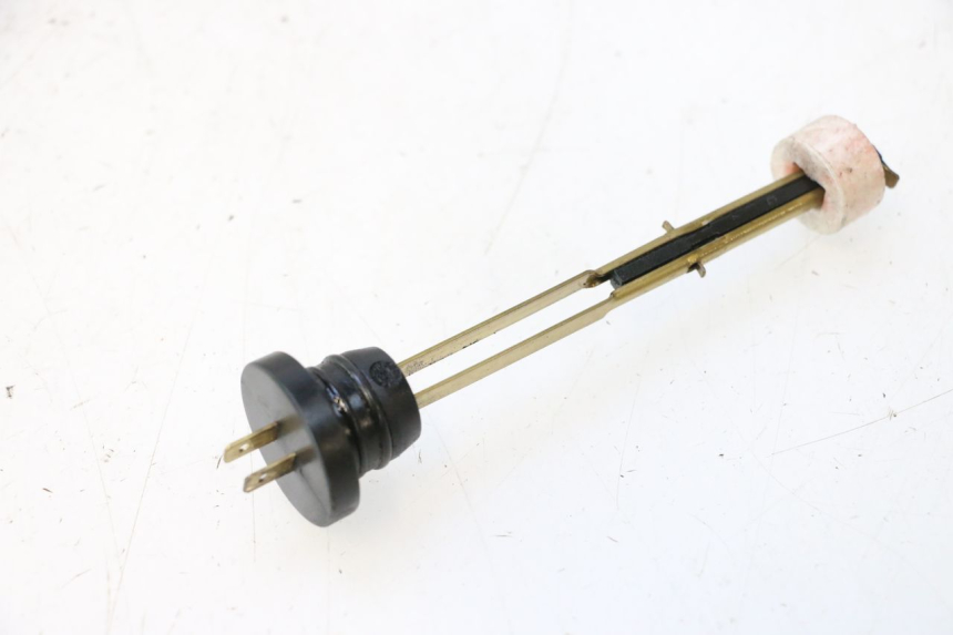photo de OIL RESERVOIR DIPSTICK PEUGEOT TREKKER 50 (1995 - 2004) - Zoom on usage condition