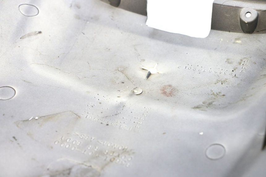 photo de REAR MIDDLE PANEL HONDA FJS SILVER WING SILVERWING 400 (2005 - 2008) - Technical close-up