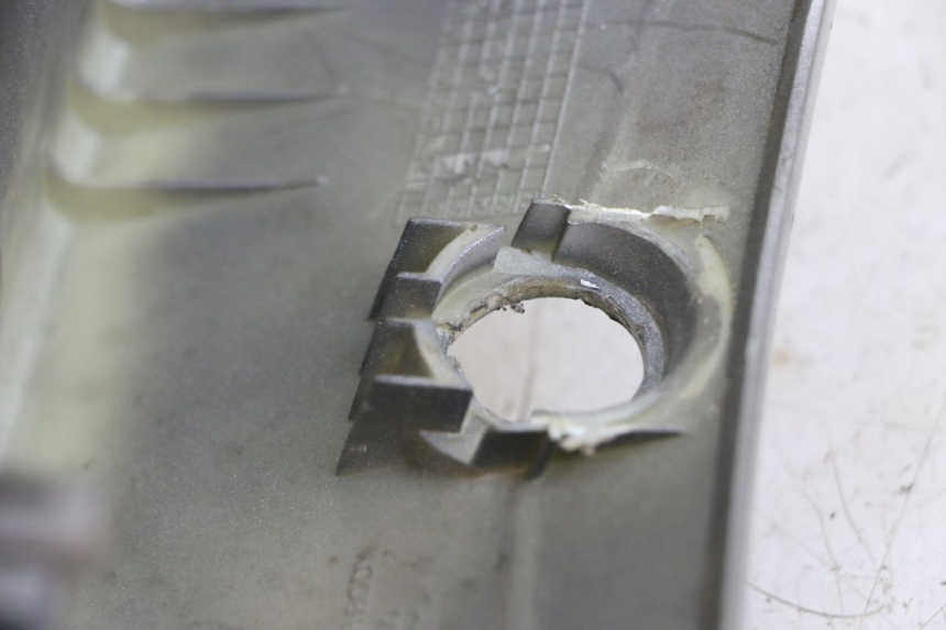 photo de REAR FAIRING JUNCTION HONDA SCV LEAD 100 (2003 - 2007) - Zoom on usage condition