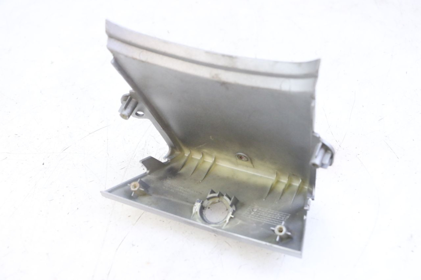 photo de REAR FAIRING JUNCTION HONDA SCV LEAD 100 (2003 - 2007) - Technical close-up