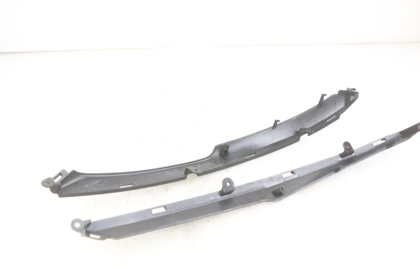 photo de LOWER REAR FAIRING JUNCTION KYMCO DOWNTOWN ABS 125 (2015 - 2017) - Zoom on usage condition