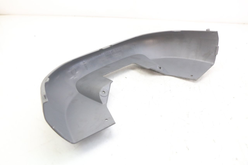 photo de LOWER REAR FAIRING JUNCTION HONDA FES PANTHEON 2T 125 (1998 - 2002) - Technical close-up