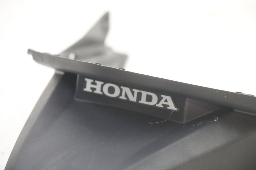 photo de REAR LOWER MIDDLE PANEL HONDA PCX (JF57/JF64) 125 (2014 - 2018) - Zoom on usage condition