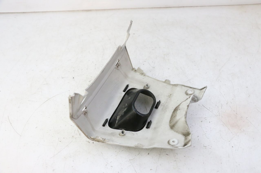 photo de LOWER REAR FAIRING JUNCTION PEUGEOT SATELIS 125 (2010 - 2012) - Zoom on usage condition