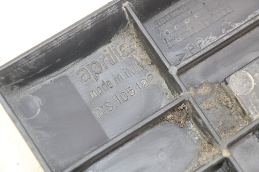 photo de LOWER REAR FAIRING JUNCTION APRILIA SCARABEO 100 (2003 - 2012) - Component detail