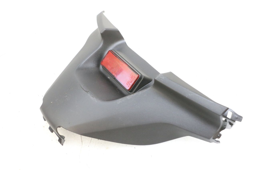 photo de REAR LOWER MIDDLE PANEL YAMAHA TRICITY 300 (2020 - 2024) - Zoom on usage condition