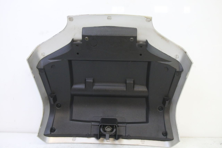 photo de REAR MIDDLE PANEL PIAGGIO SUPER LX 125 (2000 - 2003) - Fixing points details