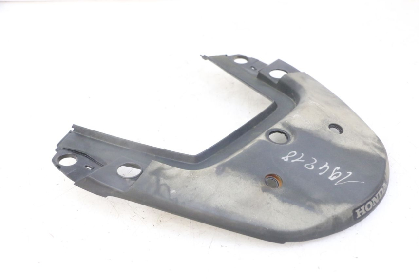 photo de REAR UPPER MIDDLE PANEL HONDA CBF 500 (2004 - 2007) - Technical close-up