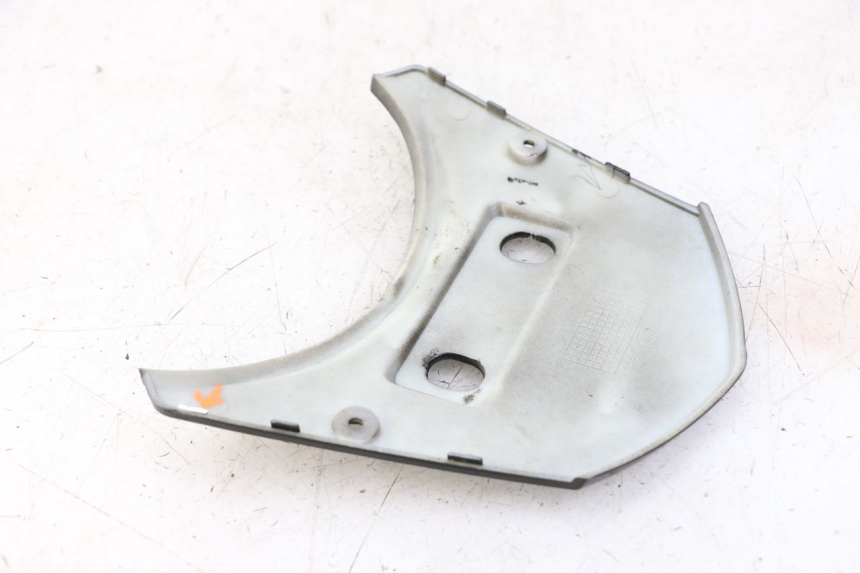 photo de REAR UPPER MIDDLE PANEL LONGJIA SHARPY 125 (2020 - 2024) - Alternative perspective