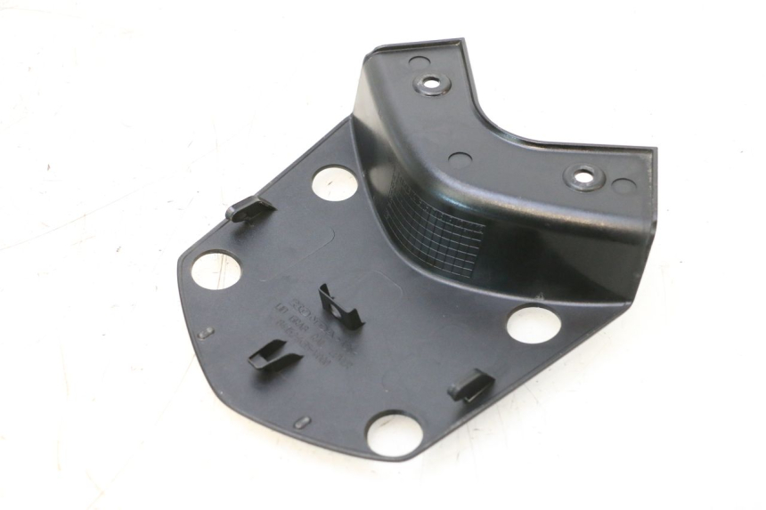 photo de REAR UPPER MIDDLE PANEL HONDA PCX (JF57/JF64) 125 (2014 - 2018) - Alternative perspective