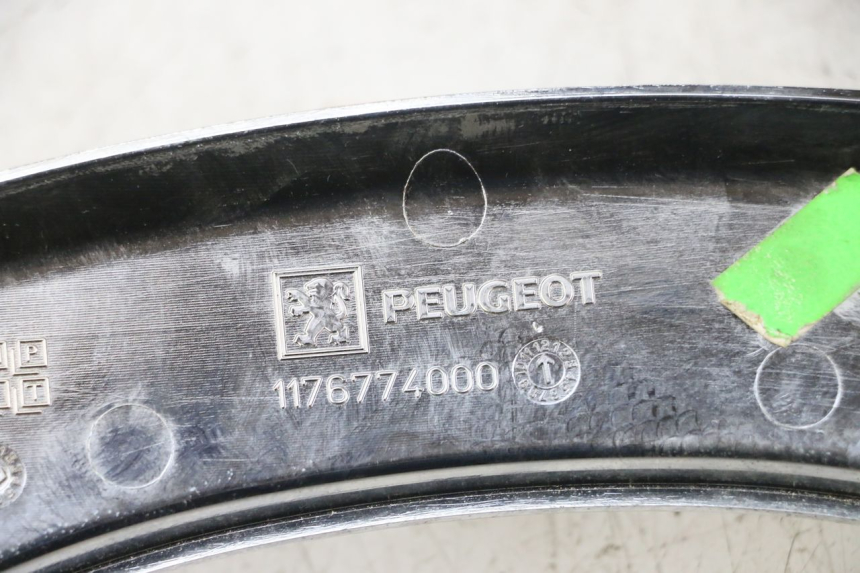 photo de REAR UPPER MIDDLE PANEL PEUGEOT SATELIS 125 (2013 - 2018) - Alternative perspective