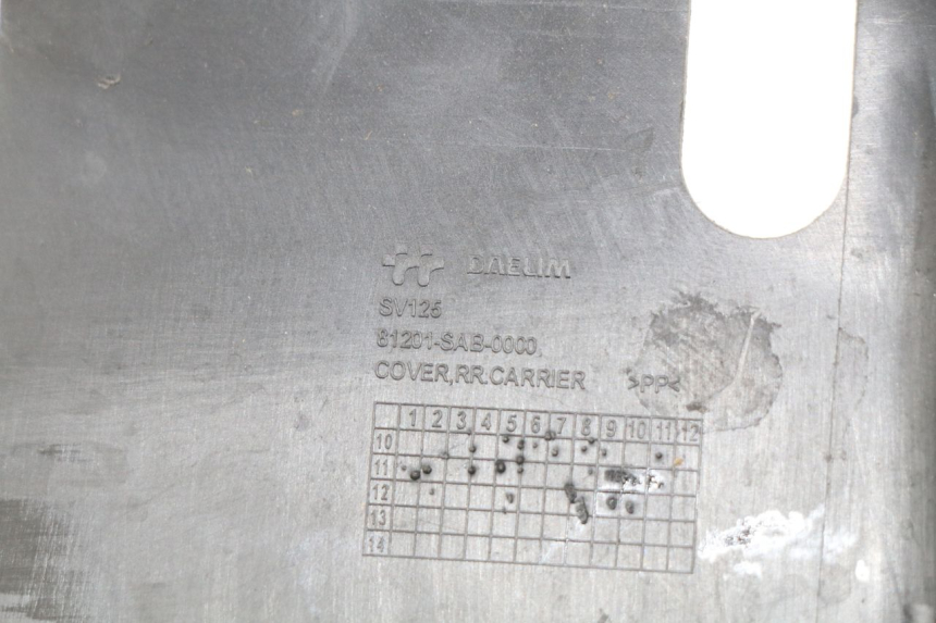 photo de REAR UPPER MIDDLE PANEL DAELIM S3 125 (2010 - 2017) - Zoom on usage condition