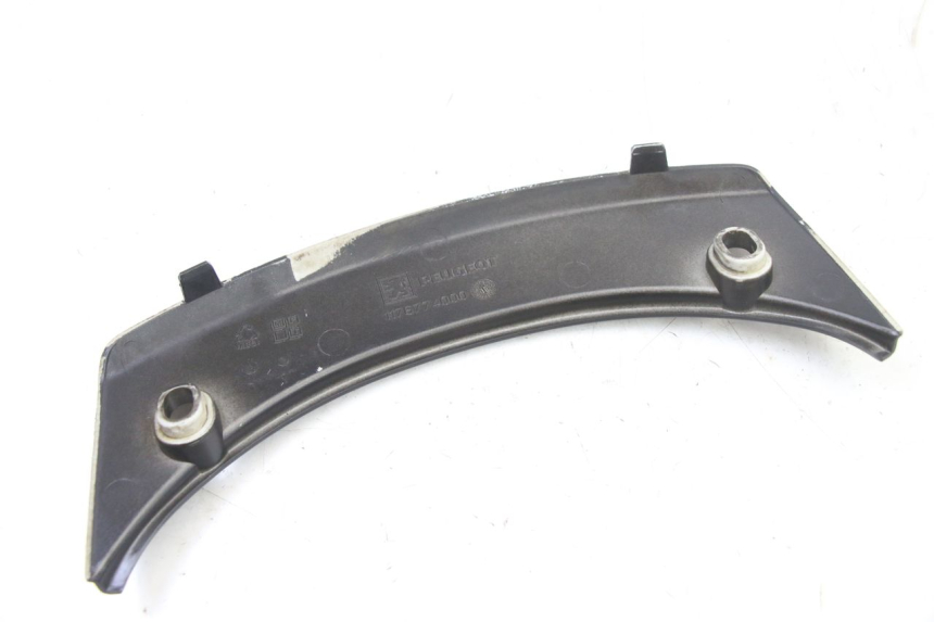 photo de REAR UPPER MIDDLE PANEL PEUGEOT SATELIS 125 (2013 - 2018) - Fixing points details