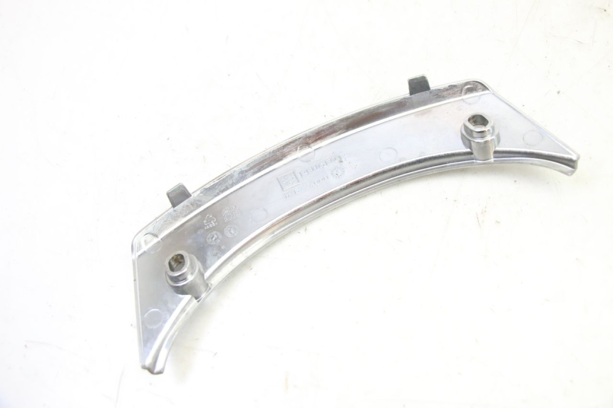 photo de REAR UPPER MIDDLE PANEL PEUGEOT SATELIS 250 (2006 - 2012) - Alternative perspective