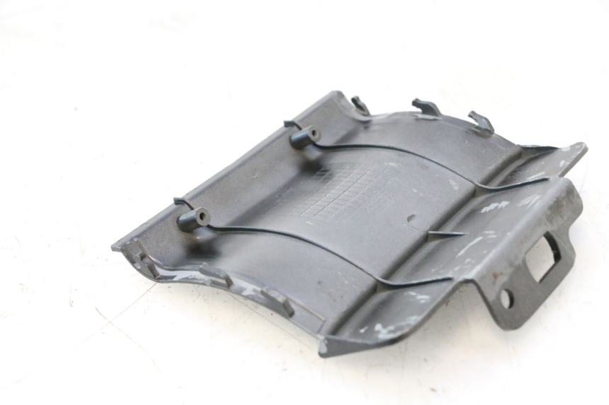 photo de REAR UPPER MIDDLE PANEL DAELIM VJ ROADWIN 125 (2004 - 2007) - Technical close-up